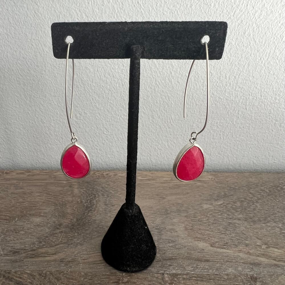 Ruby tone faceted teadrop dangle drop earrings with silver hardware
